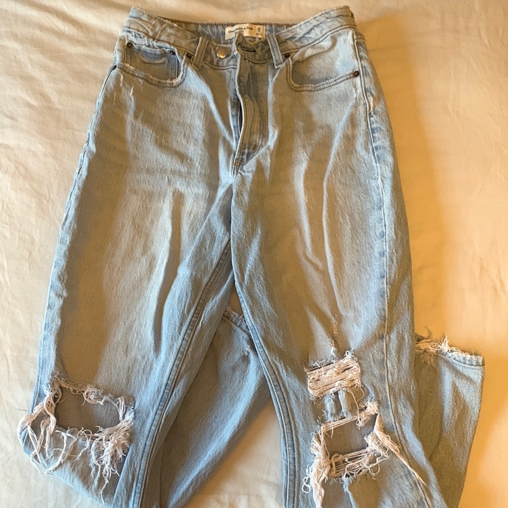 ABERCROMBIE CURVE LOVE MOM JEANS